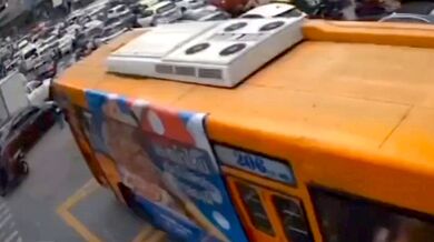Srážka vlaku s autobusem u Bangkoku: Osm lidí zemřelo a desítky se zranily poté, co vlak táhl hořící autobus po kolejích