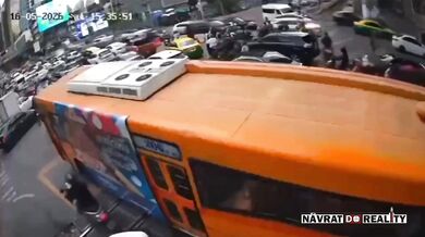 Srážka vlaku s autobusem u Bangkoku: Osm lidí zemřelo a desítky se zranily poté, co vlak táhl hořící autobus po kolejích