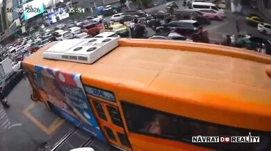 Srážka vlaku s autobusem u Bangkoku: Osm lidí zemřelo a desítky se zranily poté, co vlak táhl hořící autobus po kolejích