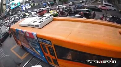 Srážka vlaku s autobusem u Bangkoku: Osm lidí zemřelo a desítky se zranily poté, co vlak táhl hořící autobus po kolejích