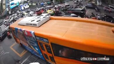 Srážka vlaku s autobusem u Bangkoku: Osm lidí zemřelo a desítky se zranily poté, co vlak táhl hořící autobus po kolejích