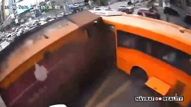 Srážka vlaku s autobusem u Bangkoku: Osm lidí zemřelo a desítky se zranily poté, co vlak táhl hořící autobus po kolejích