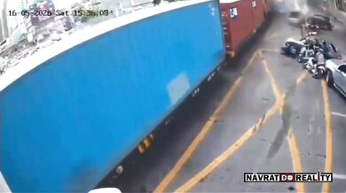 Srážka vlaku s autobusem u Bangkoku: Osm lidí zemřelo a desítky se zranily poté, co vlak táhl hořící autobus po kolejích