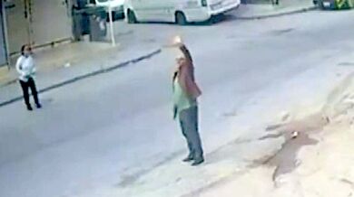 Muže při mávání na příbuzné srazilo auto, z nehody odešel jen s lehkým zraněním