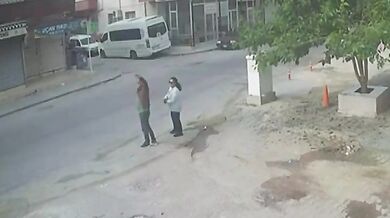 Muže při mávání na příbuzné srazilo auto, z nehody odešel jen s lehkým zraněním