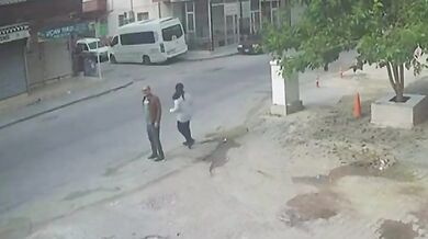 Muže při mávání na příbuzné srazilo auto, z nehody odešel jen s lehkým zraněním