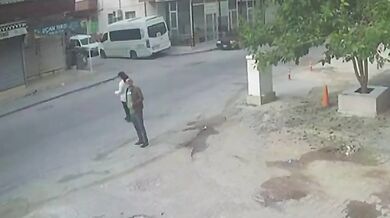 Muže při mávání na příbuzné srazilo auto, z nehody odešel jen s lehkým zraněním