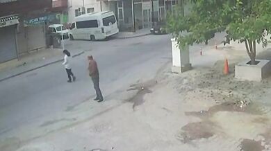 Muže při mávání na příbuzné srazilo auto, z nehody odešel jen s lehkým zraněním