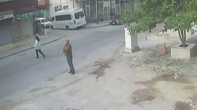 Muže při mávání na příbuzné srazilo auto, z nehody odešel jen s lehkým zraněním