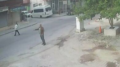 Muže při mávání na příbuzné srazilo auto, z nehody odešel jen s lehkým zraněním