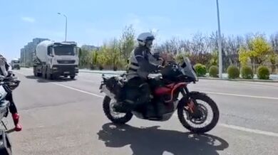 Motorkář jen o vlásek unikl střetu s domíchávačem