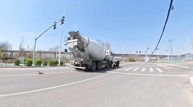 Motorkář jen o vlásek unikl střetu s domíchávačem
