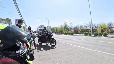 Motorkář jen o vlásek unikl střetu s domíchávačem