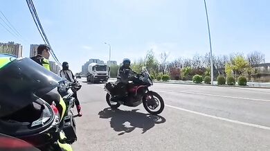 Motorkář jen o vlásek unikl střetu s domíchávačem