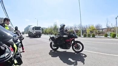 Motorkář jen o vlásek unikl střetu s domíchávačem