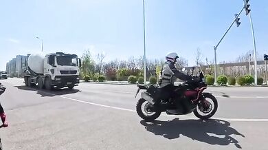 Motorkář jen o vlásek unikl střetu s domíchávačem