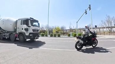 Motorkář jen o vlásek unikl střetu s domíchávačem