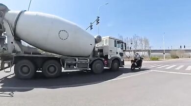 Motorkář jen o vlásek unikl střetu s domíchávačem