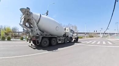 Motorkář jen o vlásek unikl střetu s domíchávačem