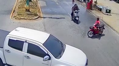 Srážka motorkářů na videu: Jeden z řidičů skončil po tvrdém nárazu v nemocnici