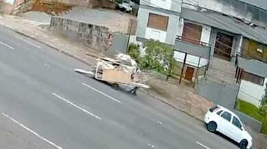 Sběrač odpadu nezvládl těžký vozík na prudkém kopci a narazil do zaparkovaného auta