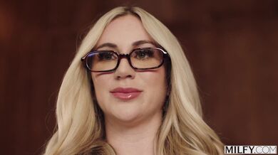 Blonďatá učitelka Brianna Coppage si nechala od studentů totálně rozmrdat kundu i prdel