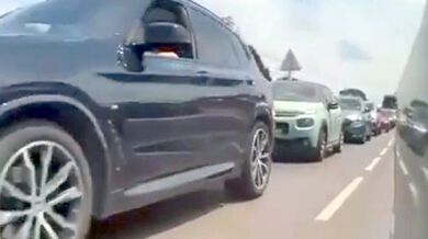 Kamera zachytila kamion, který v plné rychlosti smetl dvacet aut v zácpě