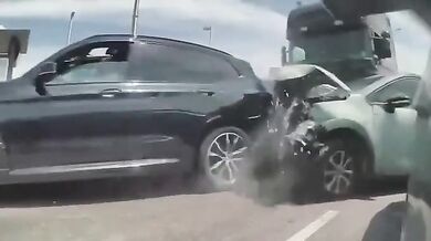 Kamera zachytila kamion, který v plné rychlosti smetl dvacet aut v zácpě