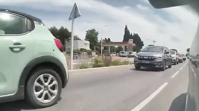 Kamera zachytila kamion, který v plné rychlosti smetl dvacet aut v zácpě