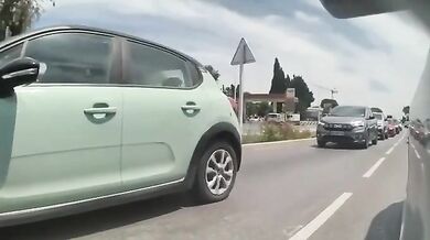Kamera zachytila kamion, který v plné rychlosti smetl dvacet aut v zácpě