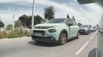 Kamera zachytila kamion, který v plné rychlosti smetl dvacet aut v zácpě