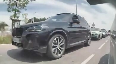 Kamera zachytila kamion, který v plné rychlosti smetl dvacet aut v zácpě