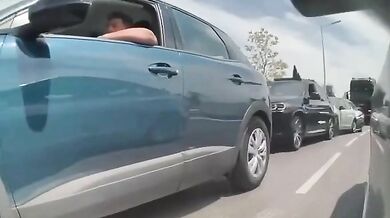 Kamera zachytila kamion, který v plné rychlosti smetl dvacet aut v zácpě