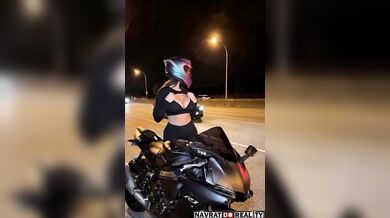 Nebezpečná motorkářka