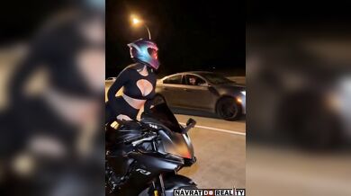 Nebezpečná motorkářka