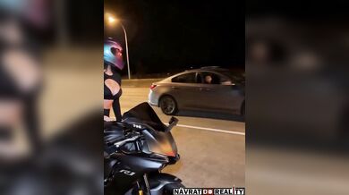 Nebezpečná motorkářka