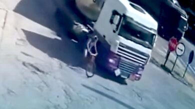 Senior na kole nezvládl řízení a srazilo ho projíždějící auto