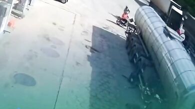 Senior na kole nezvládl řízení a srazilo ho projíždějící auto