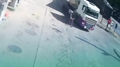 Senior na kole nezvládl řízení a srazilo ho projíždějící auto