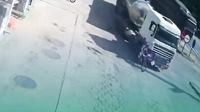 Senior na kole nezvládl řízení a srazilo ho projíždějící auto