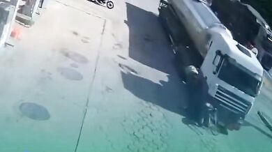 Senior na kole nezvládl řízení a srazilo ho projíždějící auto