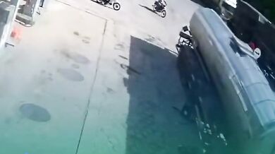 Senior na kole nezvládl řízení a srazilo ho projíždějící auto