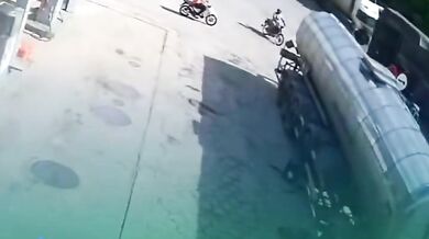 Senior na kole nezvládl řízení a srazilo ho projíždějící auto