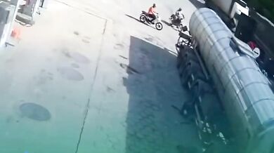 Senior na kole nezvládl řízení a srazilo ho projíždějící auto