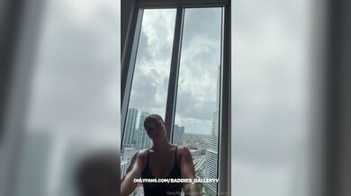 Ashley Aoky dostane CIM po hraní s velkým černým pérem