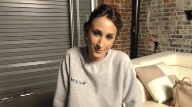 Ashley Adams mezirasové gangbang kouření
