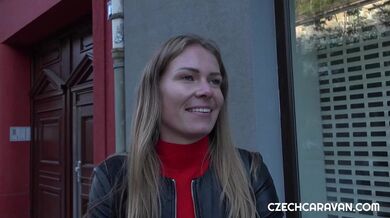 Claudia Mac šuká náhodného chlapa v karavanu
