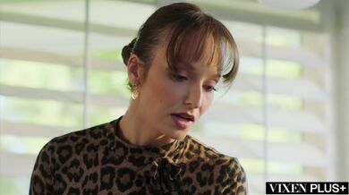 Nadržená MILF Lexi podlehne vábení zkušeného borce