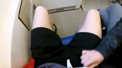 Polykání spermatu po orálu na veřejnosti ve vlaku!