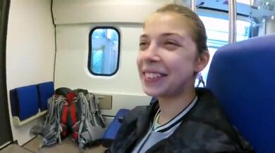 Polykání spermatu po orálu na veřejnosti ve vlaku!